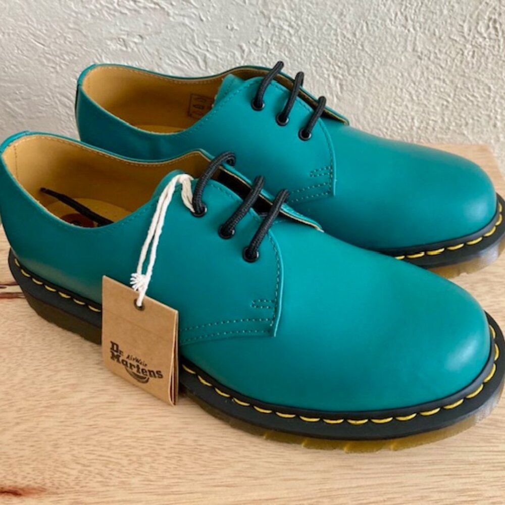 NEW Dr Martens Air Wair low top boot - Mens 8 / Womens 9